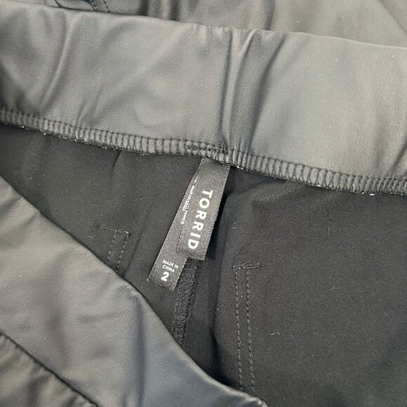 Torrid Black Faux Leather Stretch Jeggings Size 2 High-Rise With Back Pockets - Picture 4 of 12